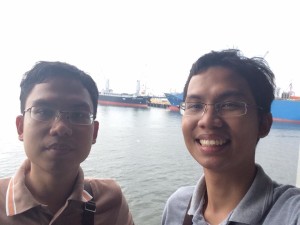 berfoto di Pelabuhan Manila
