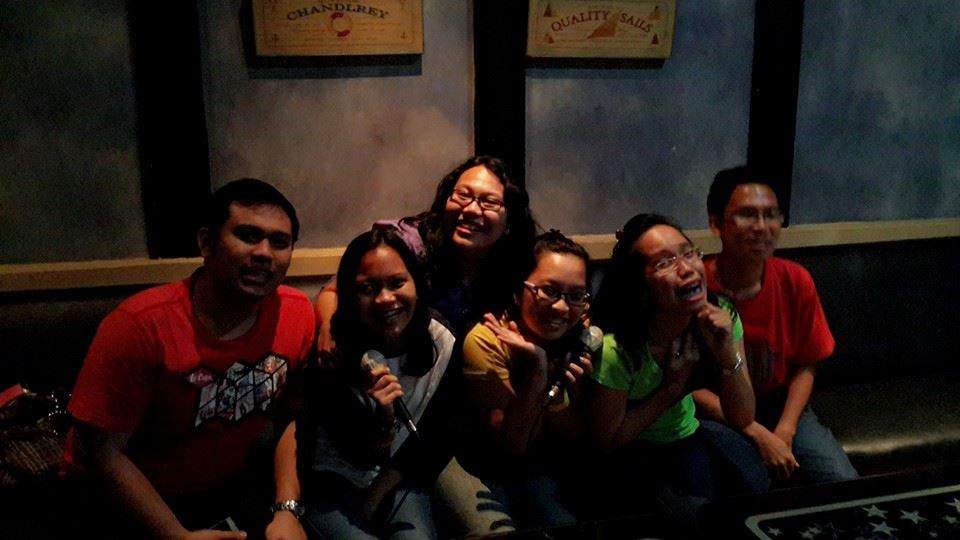 Karaoke bersama Kak Iren, Bang Niko, Naomi, Kak Ika, Kak Nova, dan Bang Anto