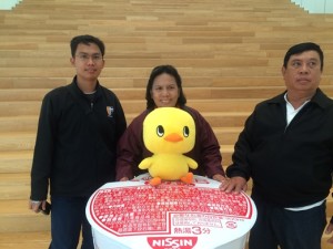 Berfoto dengan maskot anak ayam