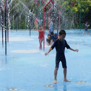 Anak-anak bermain air di Gardens by the Bay