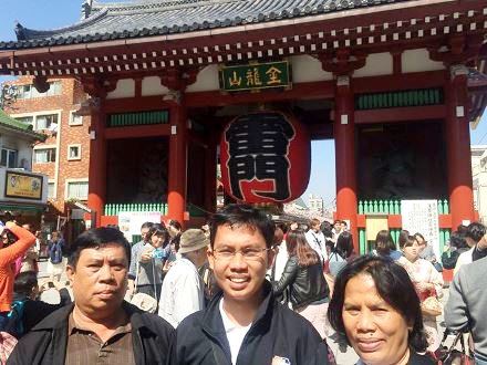 Di depan Kaminarimon Asakusa