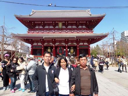 Di depan Kuil Sensoji Asakusa