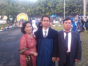 Bersama papa dan mama di depan Sabuga ITB