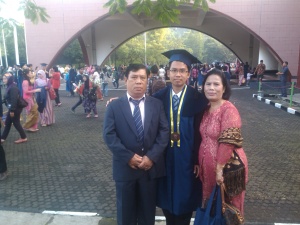 Bersama Papa dan Mama di Wisuda ITB