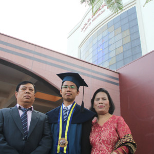 Bersama Papa Mama di depan pintu masuk Sabuga ITB