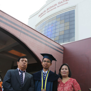 Bersama Papa Mama di depan pintu masuk Sabuga ITB