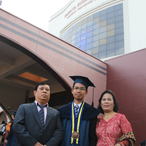 Bersama Papa Mama di depan pintu masuk Sabuga ITB