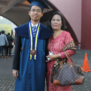 Bersama Mama di depan Sabuga ITB