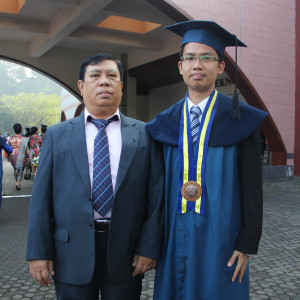 Bersama Papa di depan Sabuga ITB