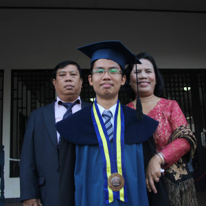 Bersama Papa Mama di depan pintu masuk Sabuga ITB