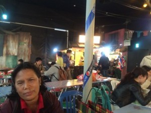 Makan mie di restoran dengan suasana pasar malam