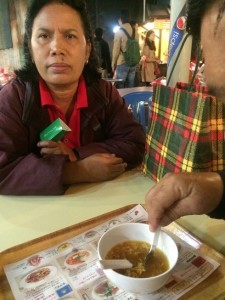 Makan mie di restoran dengan suasana pasar malam