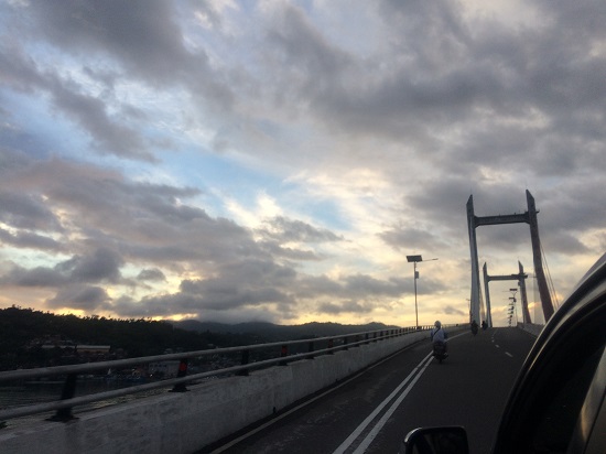 Pemandangan Teluk Ambon dari Jembatan Merah Putih