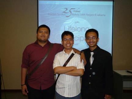 Saya bersama dengan Abraham (kiri) dan Johannes (kanan)