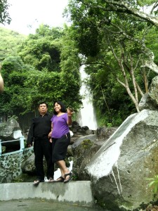 Papa dan Mama di Air Terjun Janji