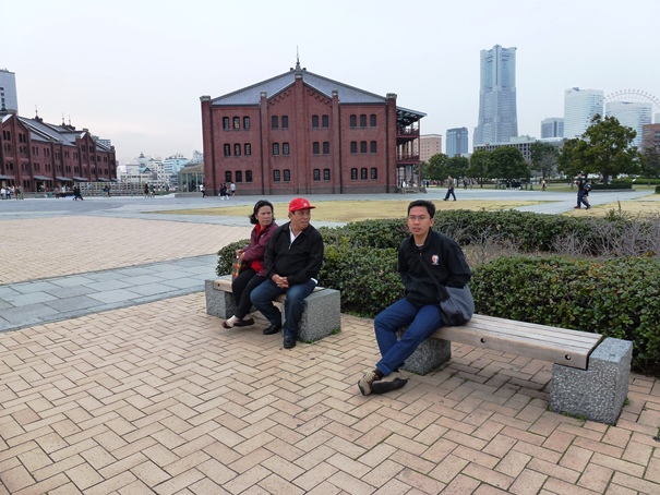 Saat beristirahat di taman dekat Yokohama Aka Renga Soko