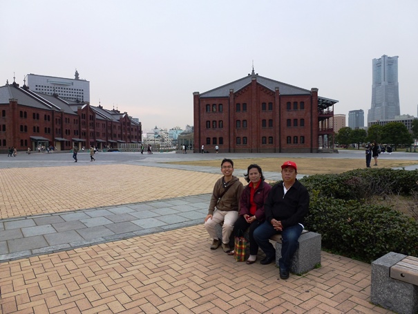 Saat beristirahat di taman dekat Yokohama Aka Renga Soko