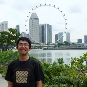 Berfoto di depan Singapore Flyer